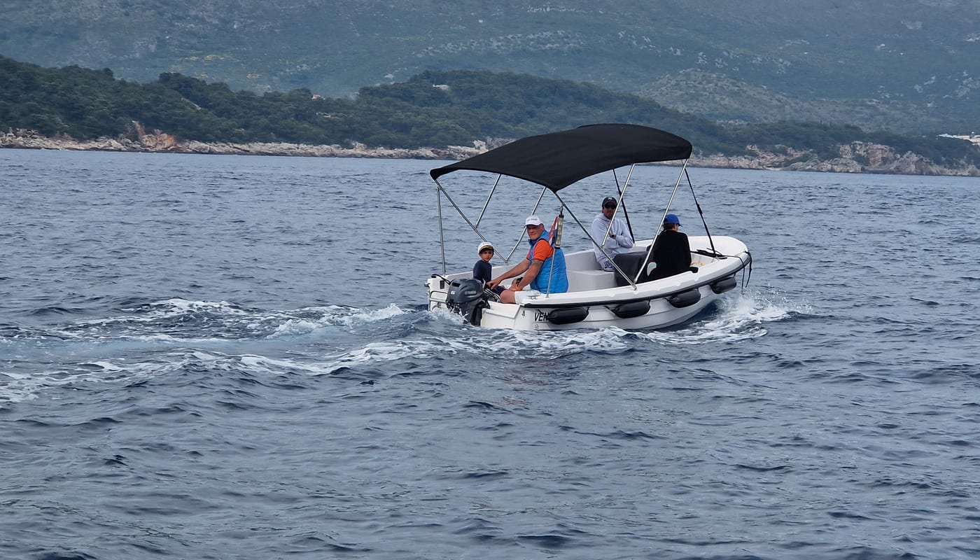 Private boat tour Dubrovnik vs group tour comparison