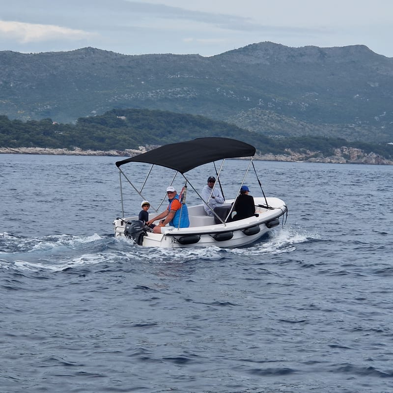 Pasara small boat rental Dubrovnik no license couple